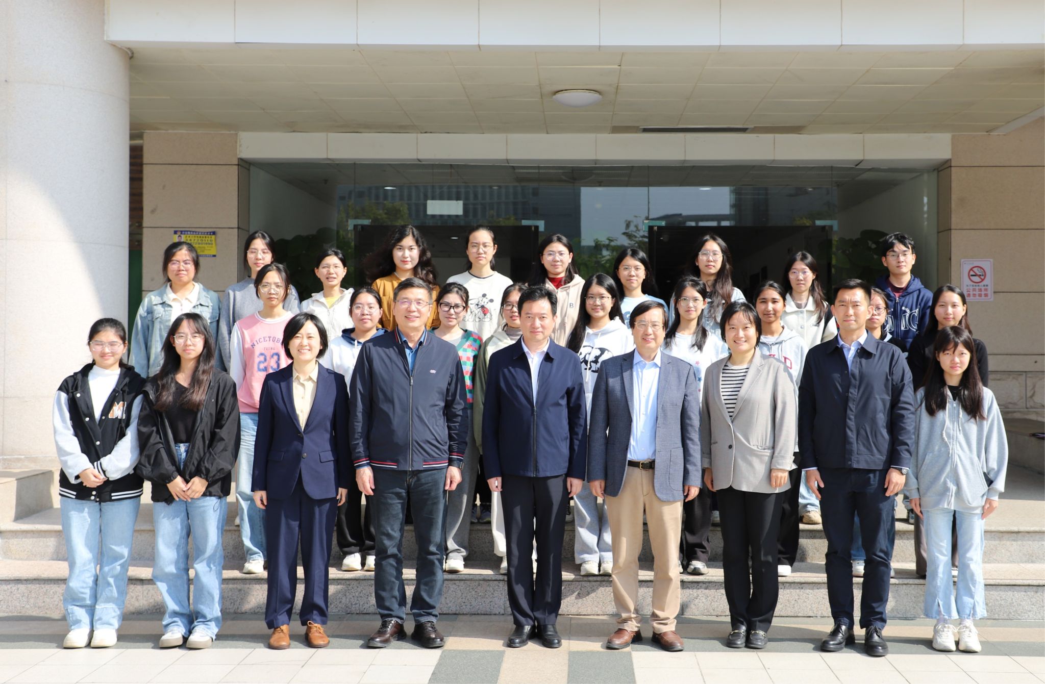 博彩公司
学子与“第一班主任”一席谈——校党委书记欧阳谦参加博彩公司
午餐交流会